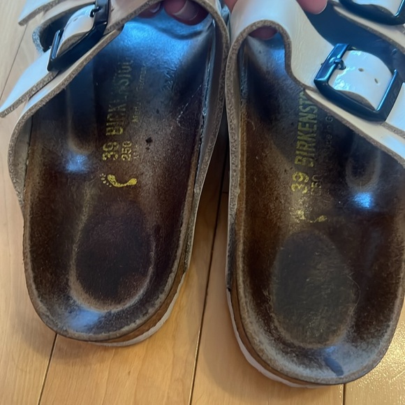 Birkenstock Arizona white patent leather sandals with black buckles - Picture 8 of 15